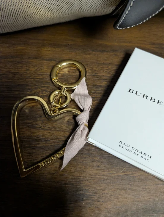 Burberry Gold Heart Keyring with Blush Ribbon GWP - Picture 1 of 3
